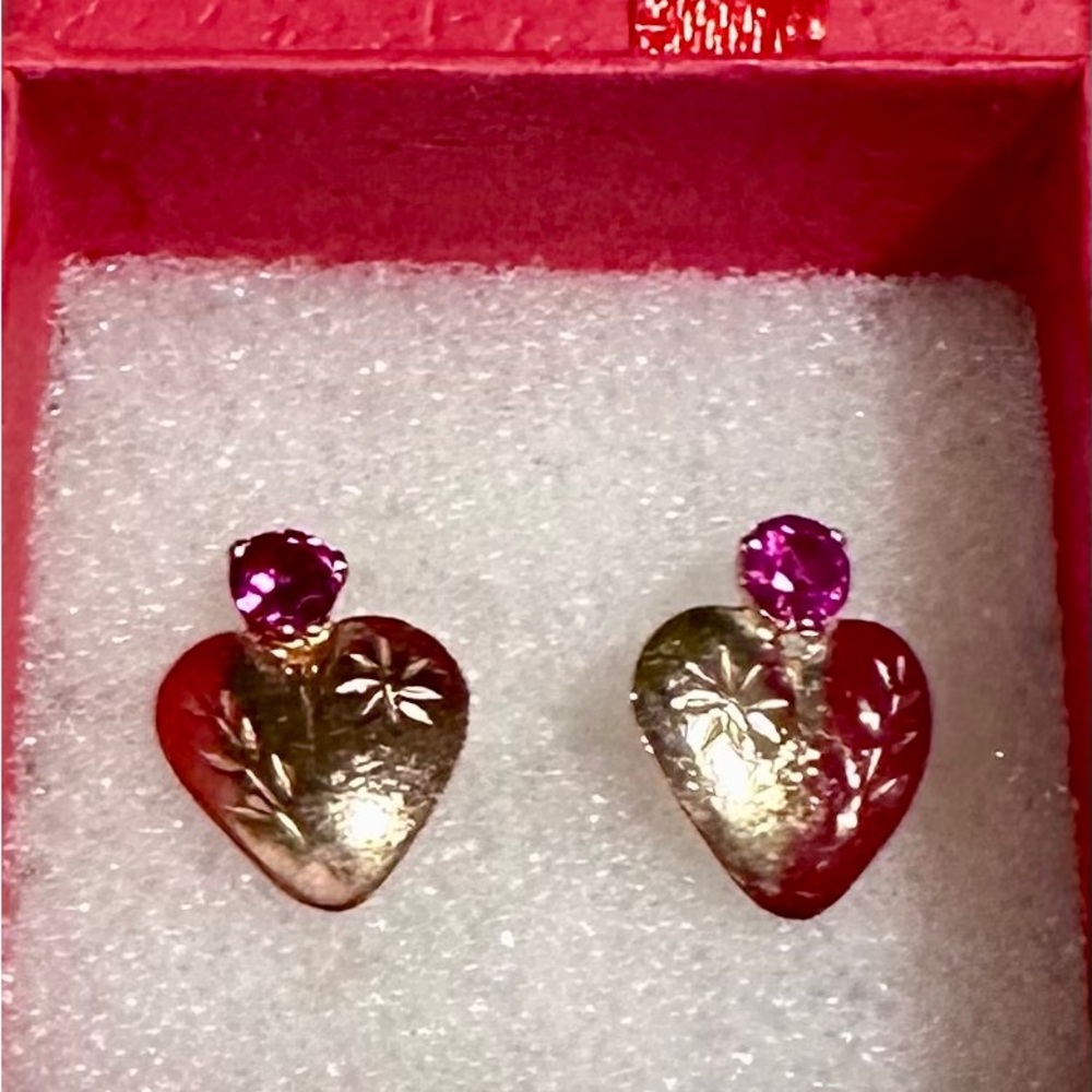 Vintage 18k solid gold earrings with Genuine Ruby & etched detailing - Picture 12 of 16